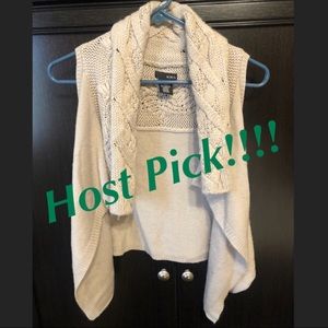 Cozy sweater vest. Host Pick 🎉😍